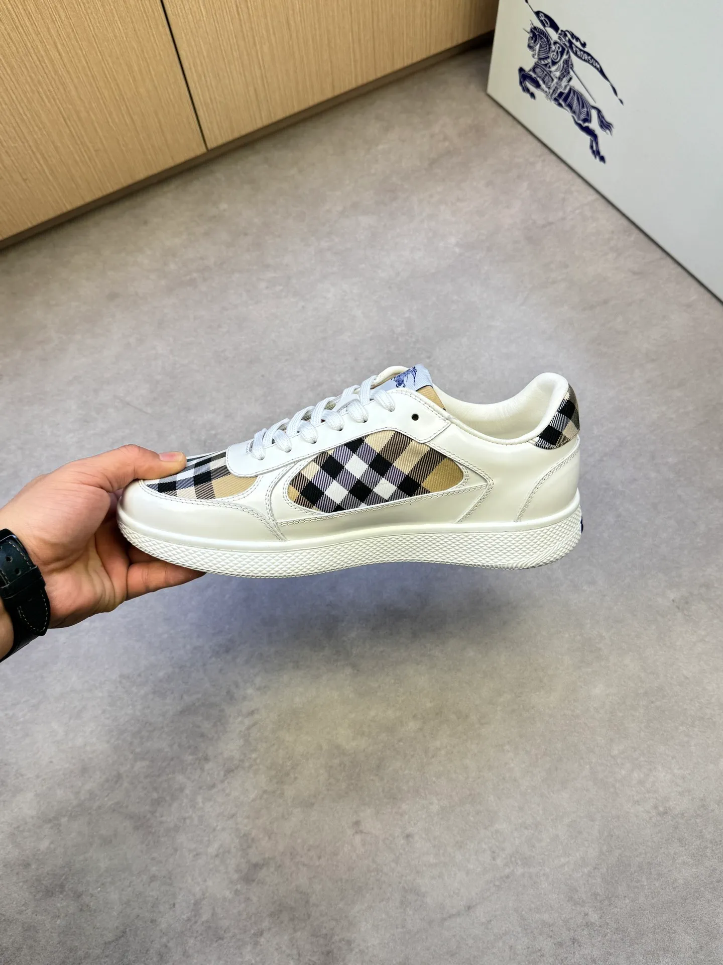 P400 [BURBERRY] Burberry casual sports sneakers - Upper: imported 🔝 open edge beaded calfskin, brand totem cloth, tongue brand cloth label - Inner: water-dyed cowhide - Outsole: ultra-light TPR rubber; two-color molded outsole - Super high quality control·Fine workmanship: highlighted (high-end, extravagance, grade) -Size: 38-44 (Male 45, can be customized)·BBR0372